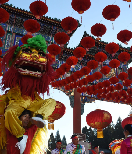 中国の旧正月にはどのように照明が使われますか?